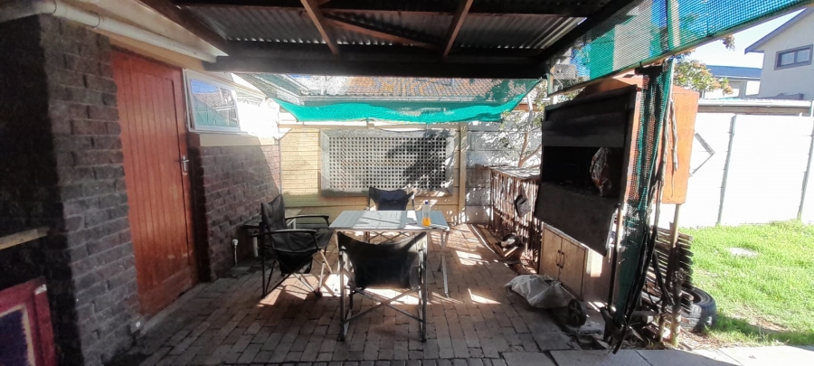 2 Bedroom Property for Sale in Sea Breeze Western Cape